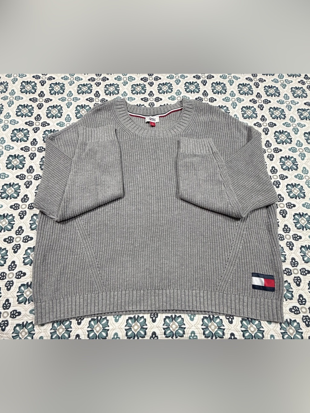 Tommy Hilfiger Women’s Ribbed Crewneck Sweater - Cropped Sizing Large
